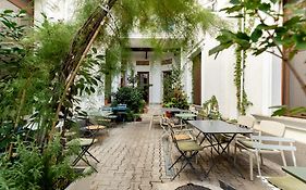 Home Away From Home - Modern & Cozy Apartments Near Vibrant Unirii Area