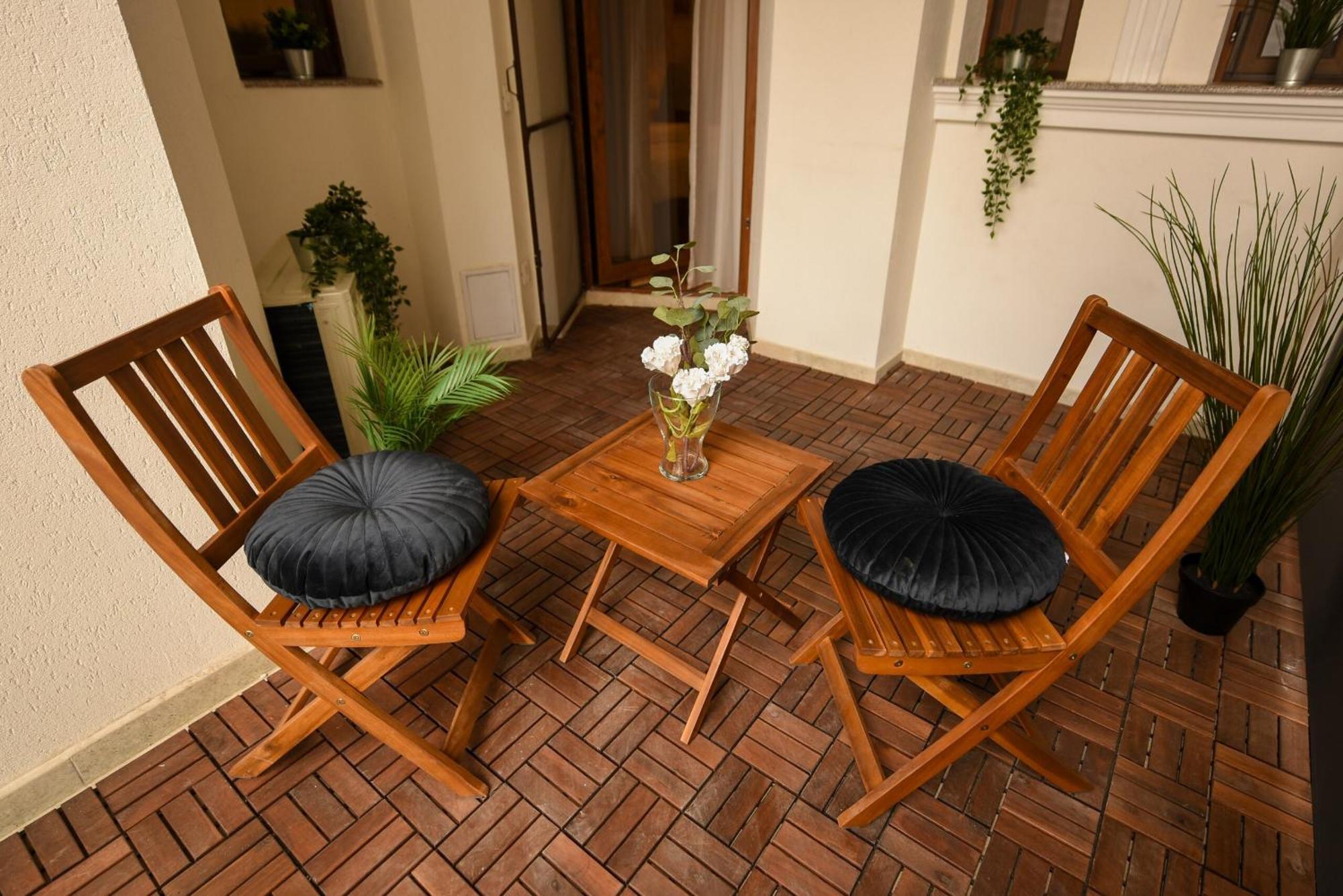 Home Away From Home - Modern & Cozy Apartments Near Vibrant Unirii Area Bucarest Habitación foto